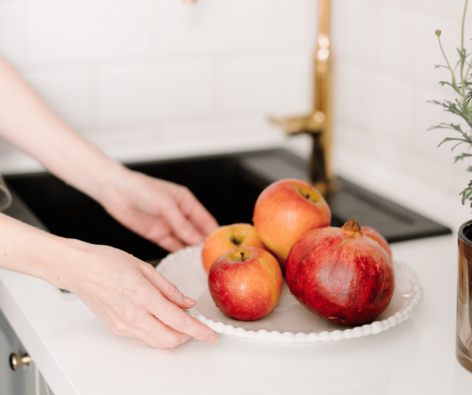 Image of a plate of fresh fruit as an alternate to sweet foods that can sugar cause migraines.